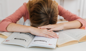 勉強にやる気がでない様子の画像