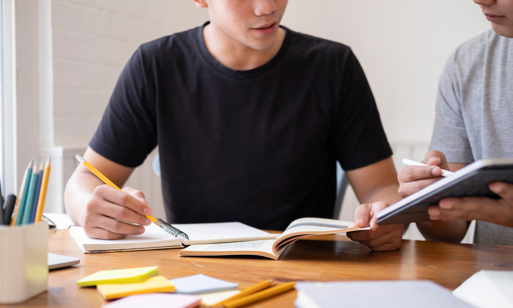 友達に少し話しかけてみる様子