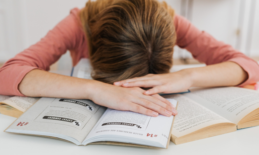 勉強にやる気がでない様子の画像