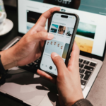 勉強に集中できずにスマホをいじる