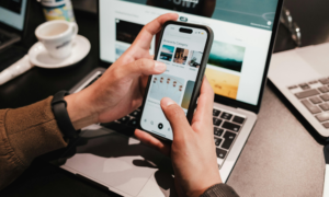 勉強に集中できずにスマホをいじる