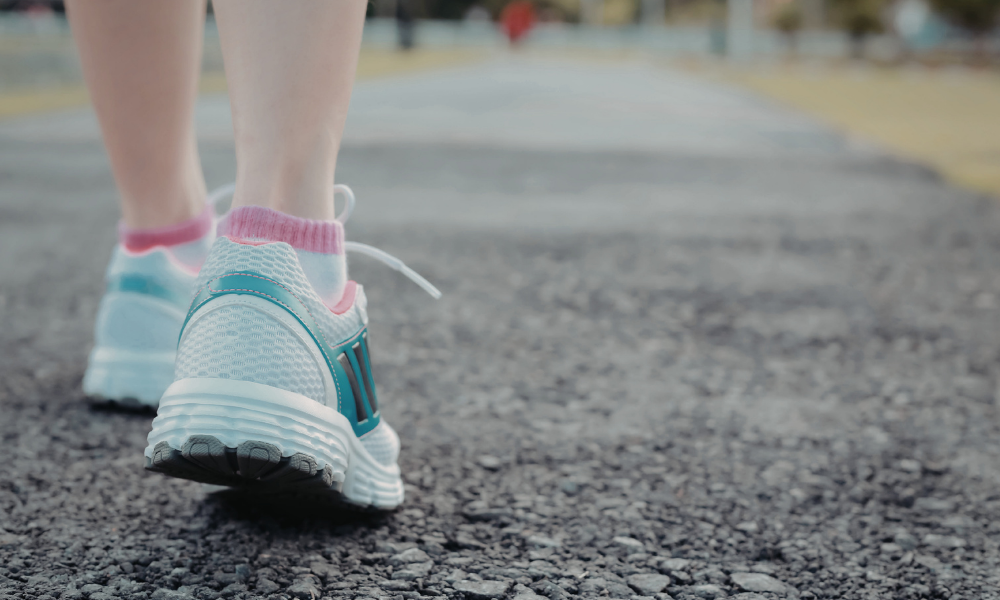 携帯をおいてお散歩をする