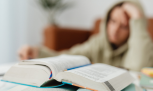 頭を抱える学生