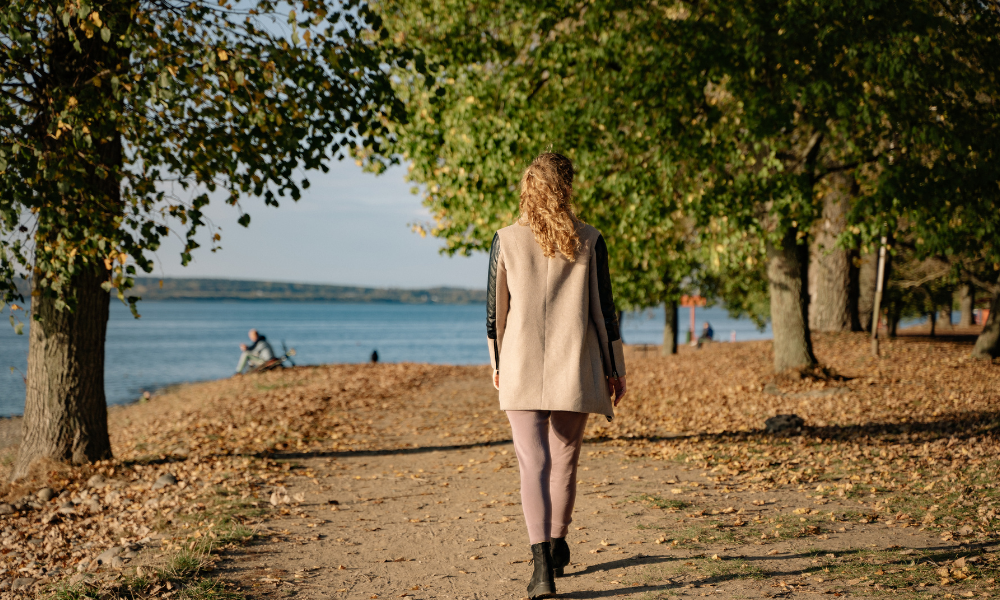 お散歩をしてリラックスしている人