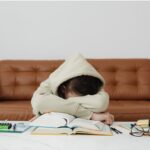 勉強に疲れて机に突っ伏している人の様子