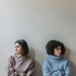 お互い反対側を向いている女性2人の様子