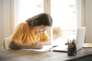 楽しそうに勉強をする女性
