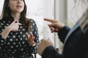 口論をしている2人の女性