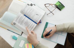 ノートや付箋などの勉強道具が置いてある机の様子