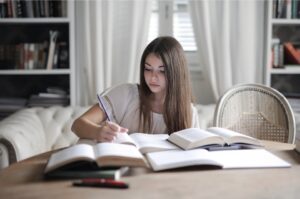 教科書やノートを広げて勉強している女性