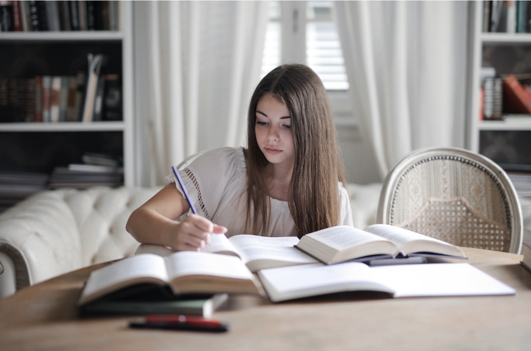 教科書やノートを広げて勉強している女性