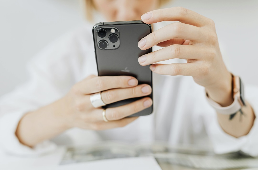 スマホを触っている女性の手元の様子