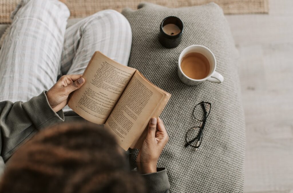 女性が読書をしている様子