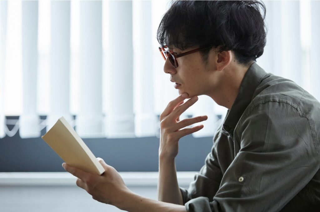 男性が読書をしている様子