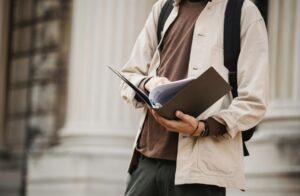 学生がファイルを読みながら歩いている様子