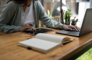 PC、ノート、iPadを開き作業をする人の様子