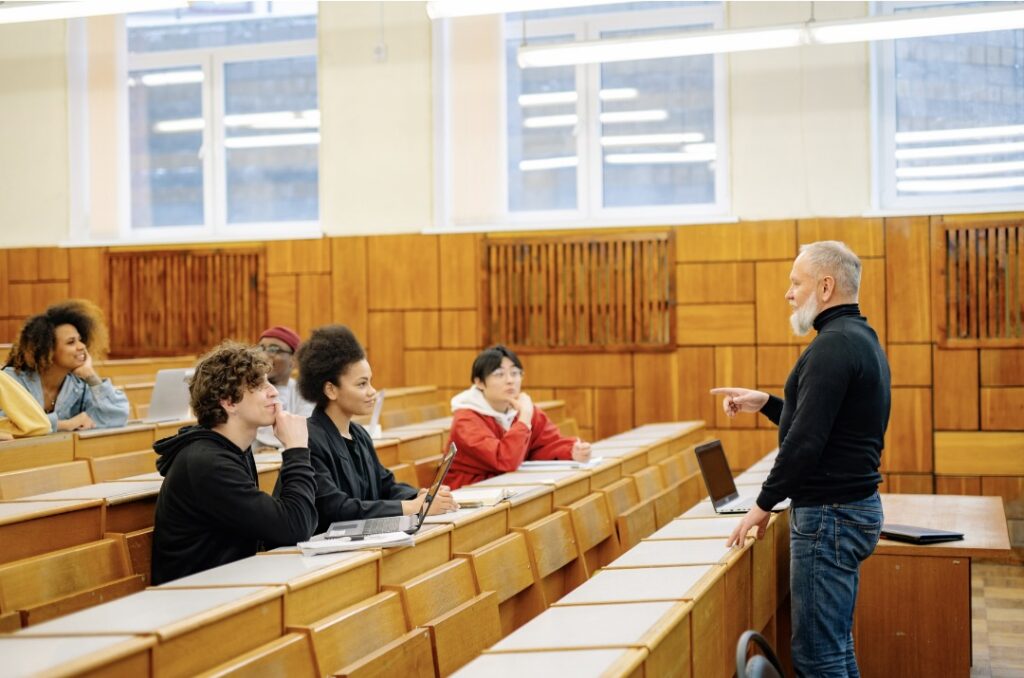 大学で講義中の教授と生徒達の様子