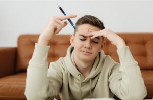 ペンを持ち悩む様子の男子
