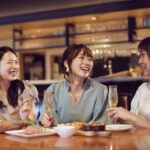 3人の女性が笑顔でご飯を食べている様子