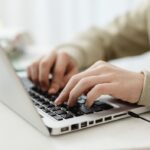 パソコンを打っている人の手元